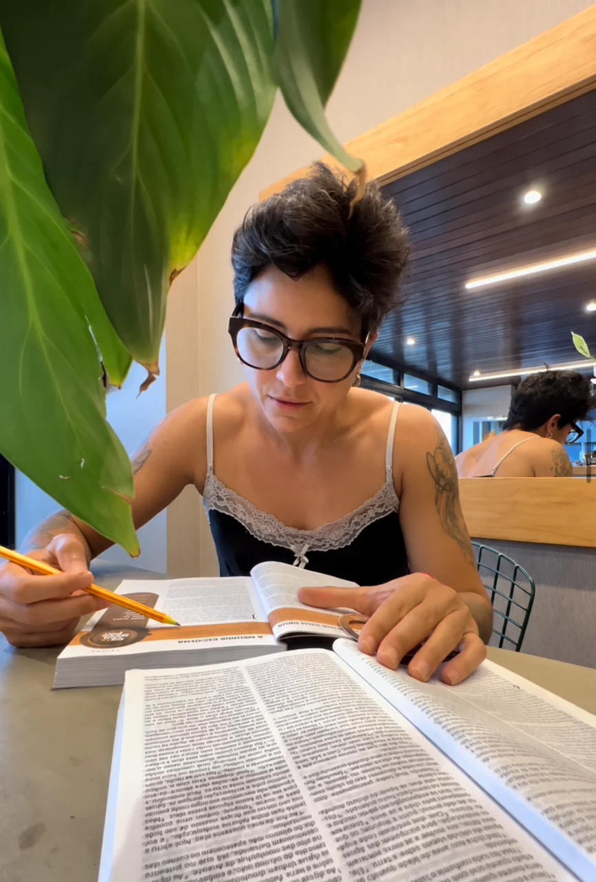 Nanny Faggiano lendo e escrevendo
